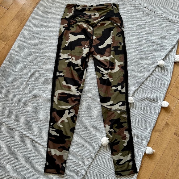 Sommer Ray ⎮ Camo legging - Picture 3 of 8